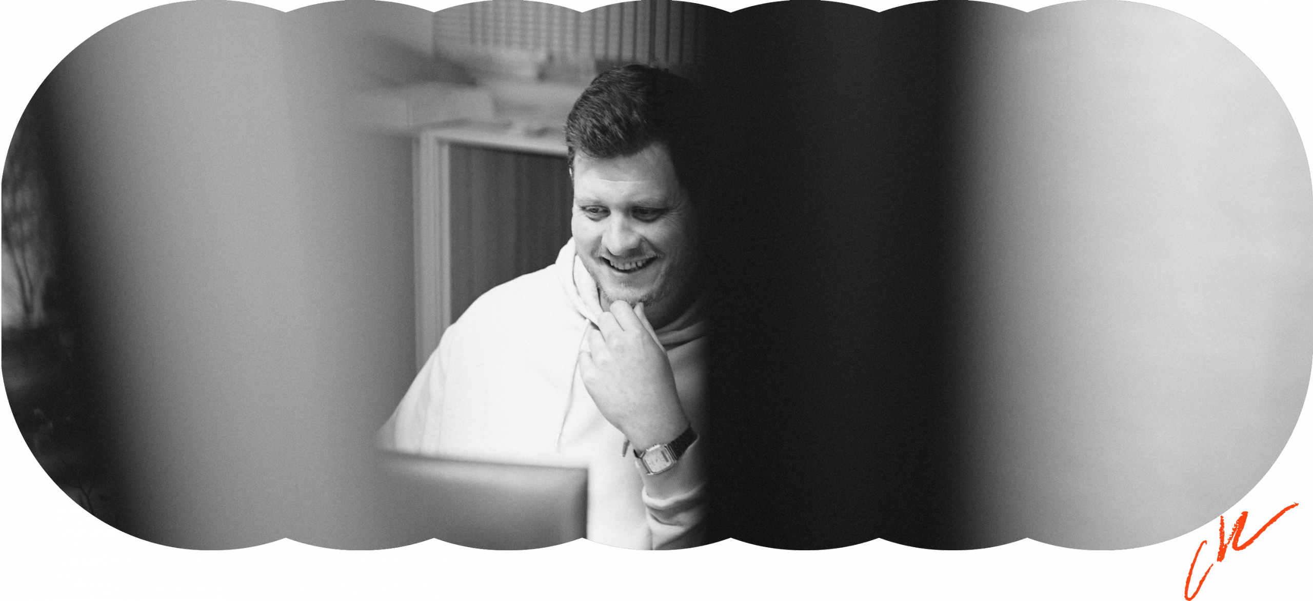 Headerbild: Ein Ausschnitt zeigt Christoph Kern lächelnd am Schreibtisch 